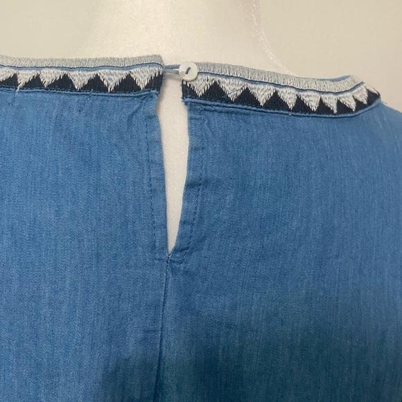 Velzera women's M boxy puff sleeve embroidered peasant top with keyhole back EUC - Picture 5 of 9